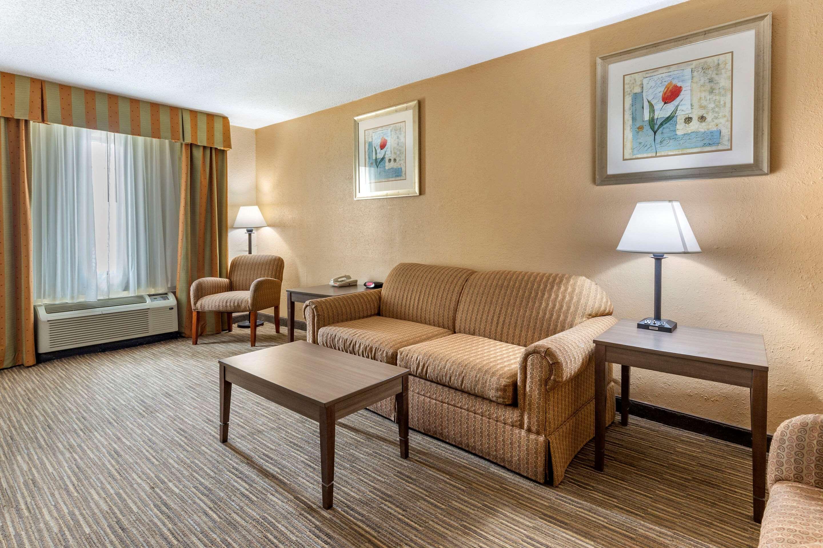 Quality & Hanes Mall Hotel