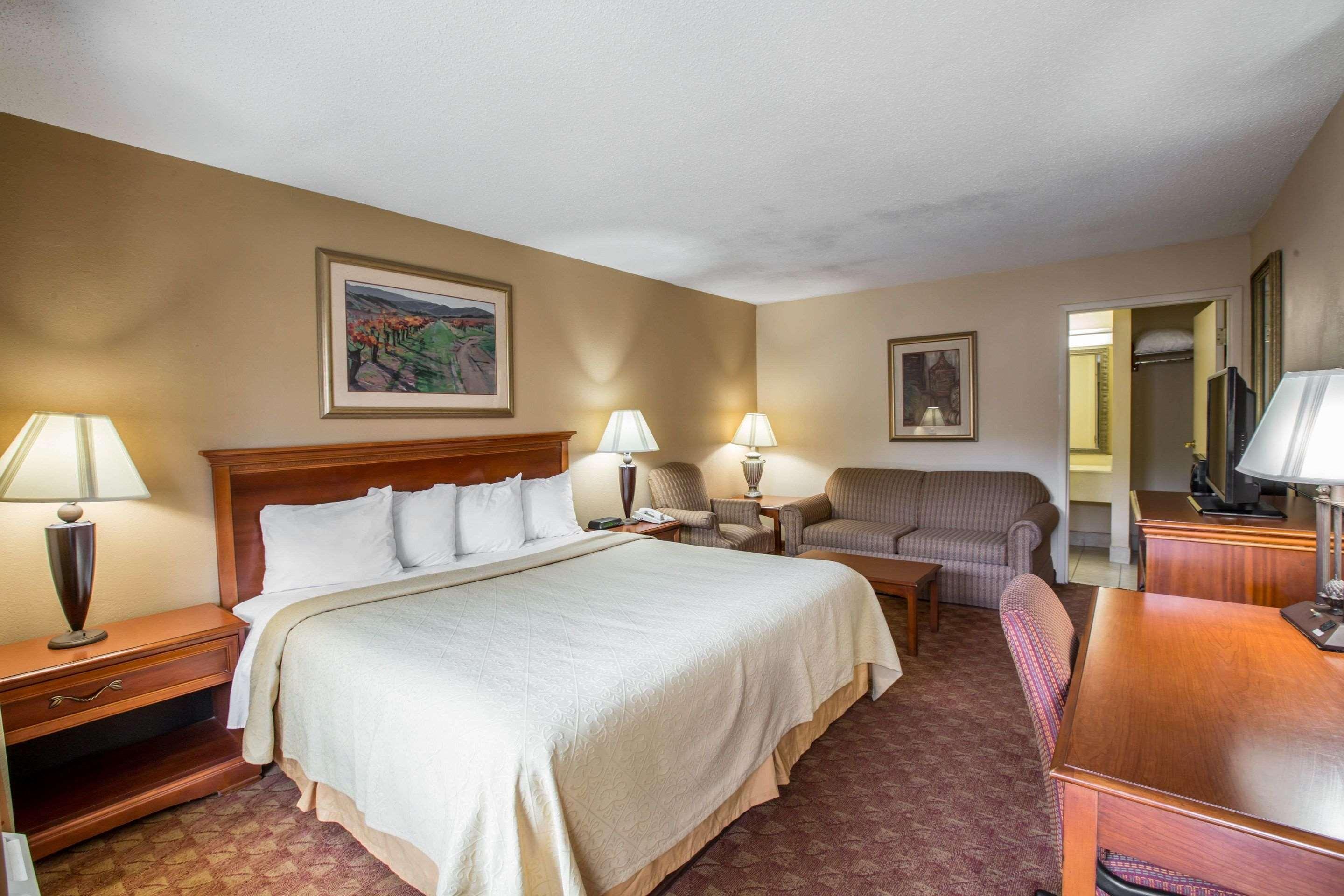 Quality & Hanes Mall Hotel