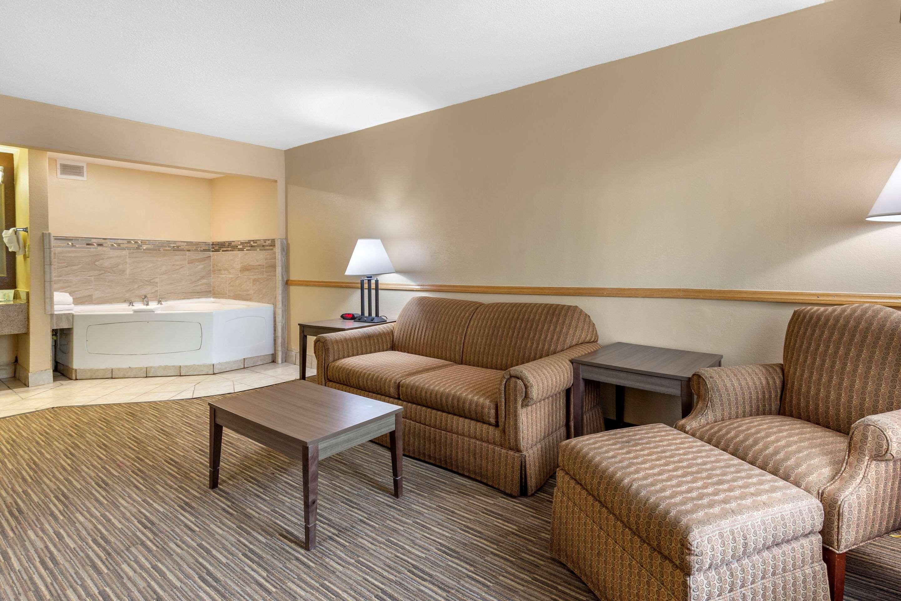 Quality & Hanes Mall Hotel