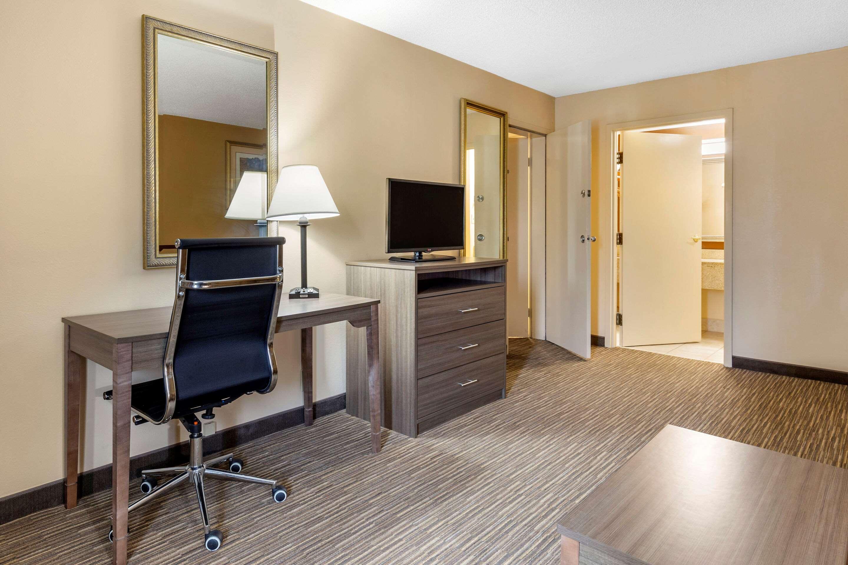 Hotel Quality & Hanes Mall