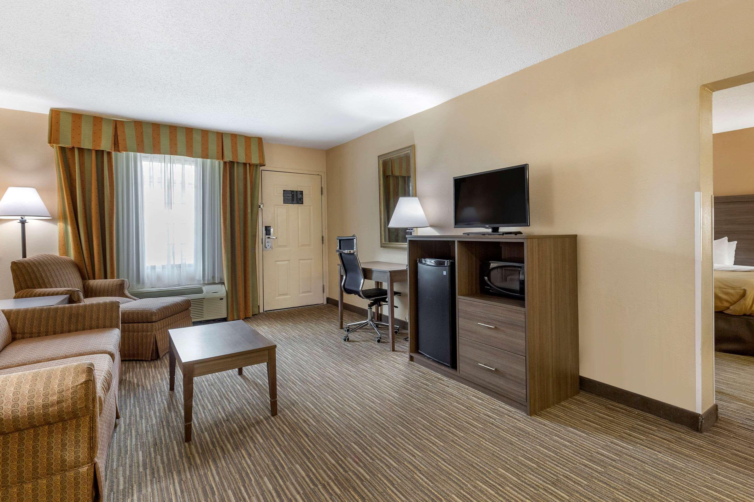 Quality & Hanes Mall Hotel