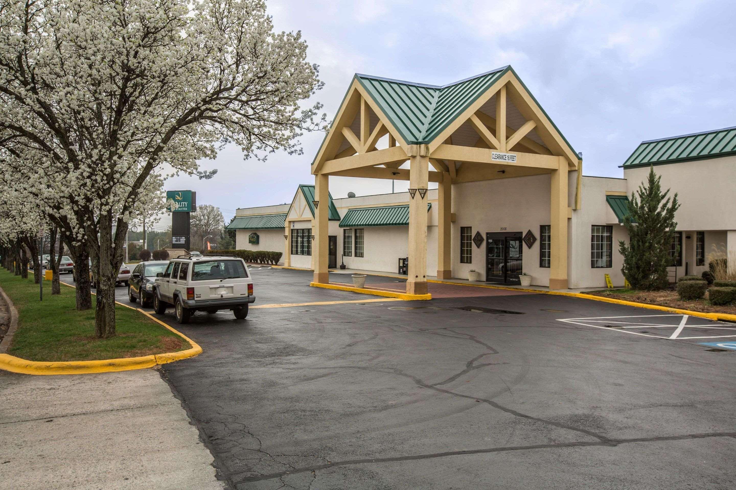 Quality & Hanes Mall Hotel