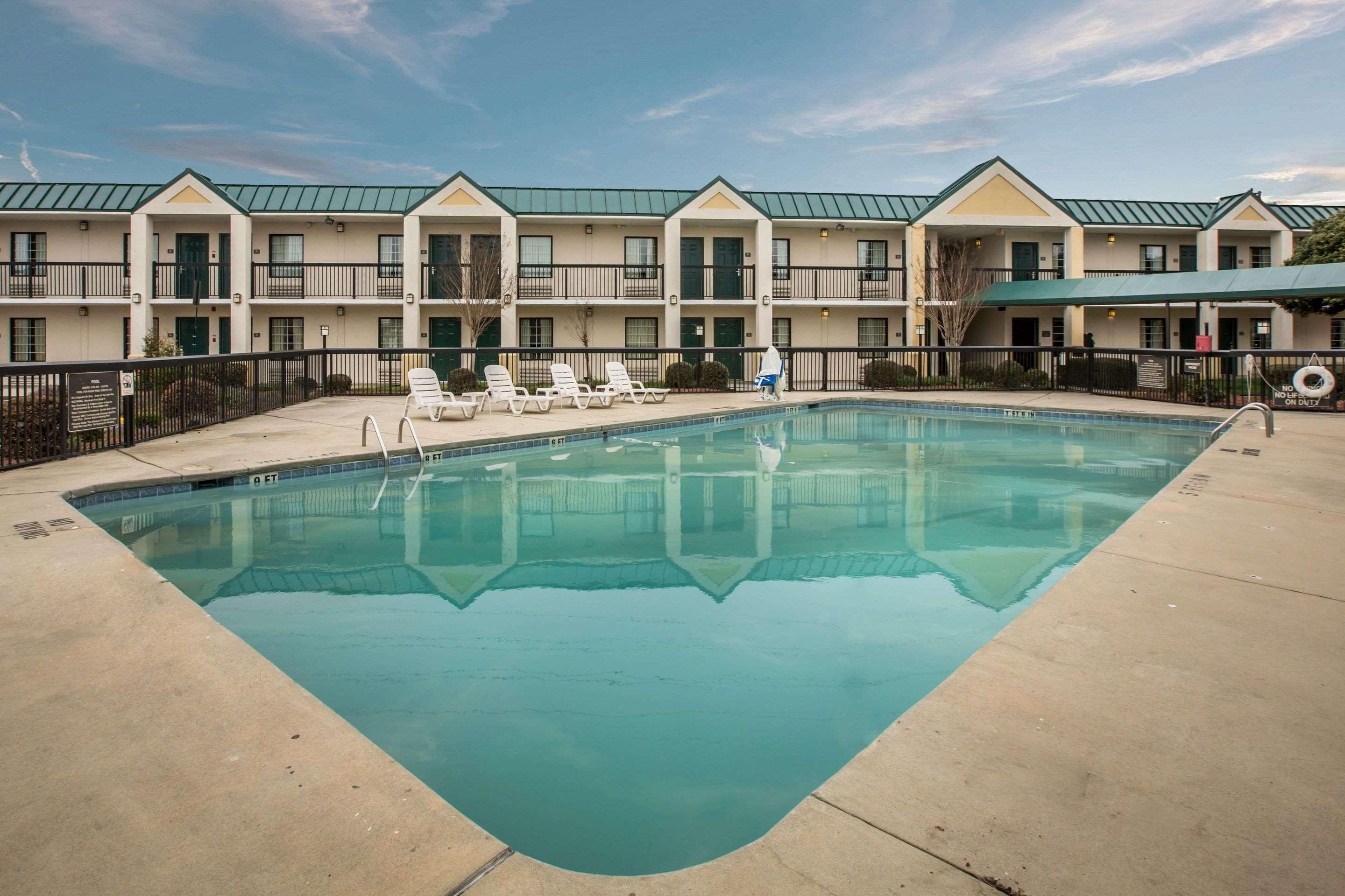 Quality & Hanes Mall Hotel