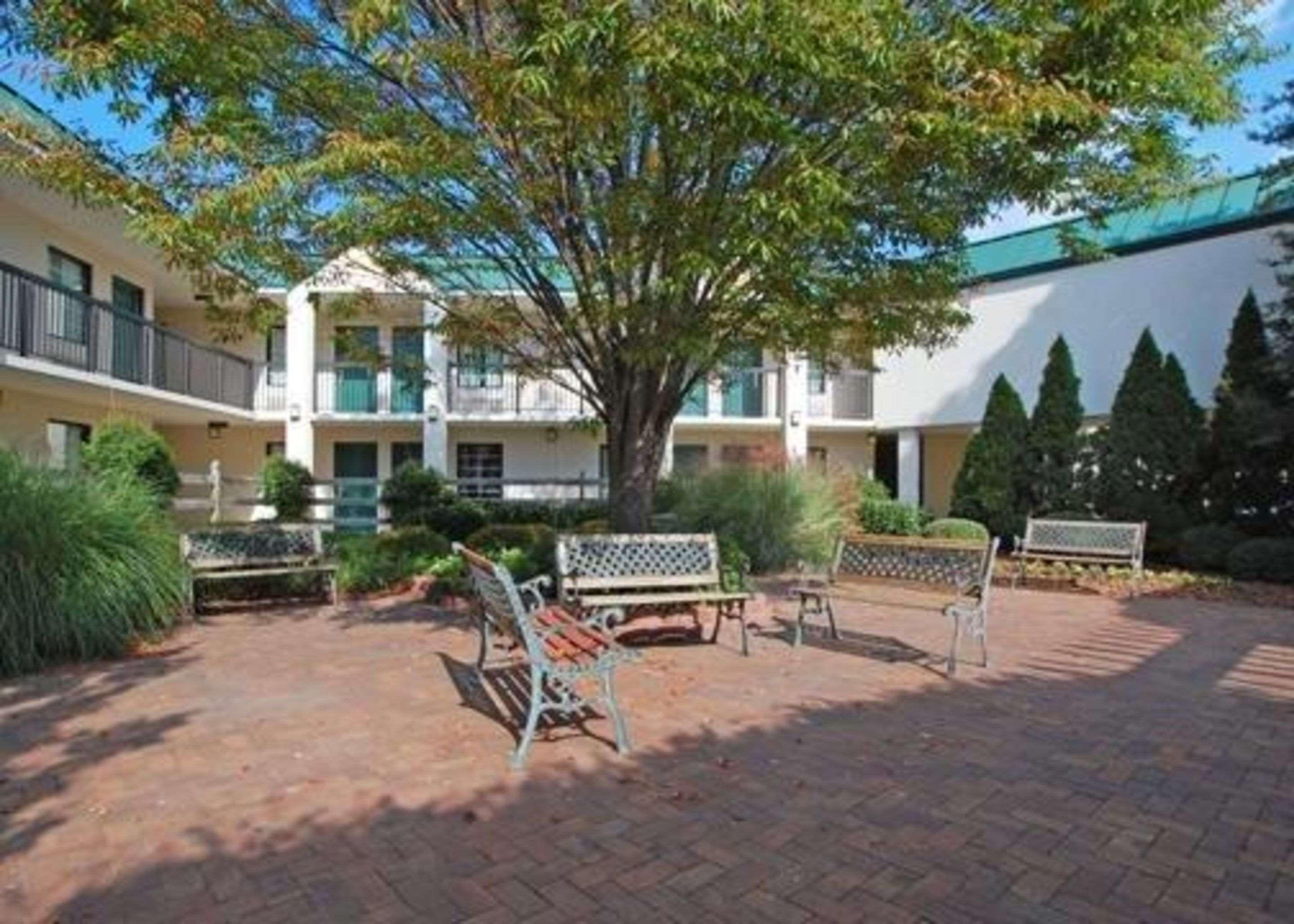 Quality & Hanes Mall Hotel 2*