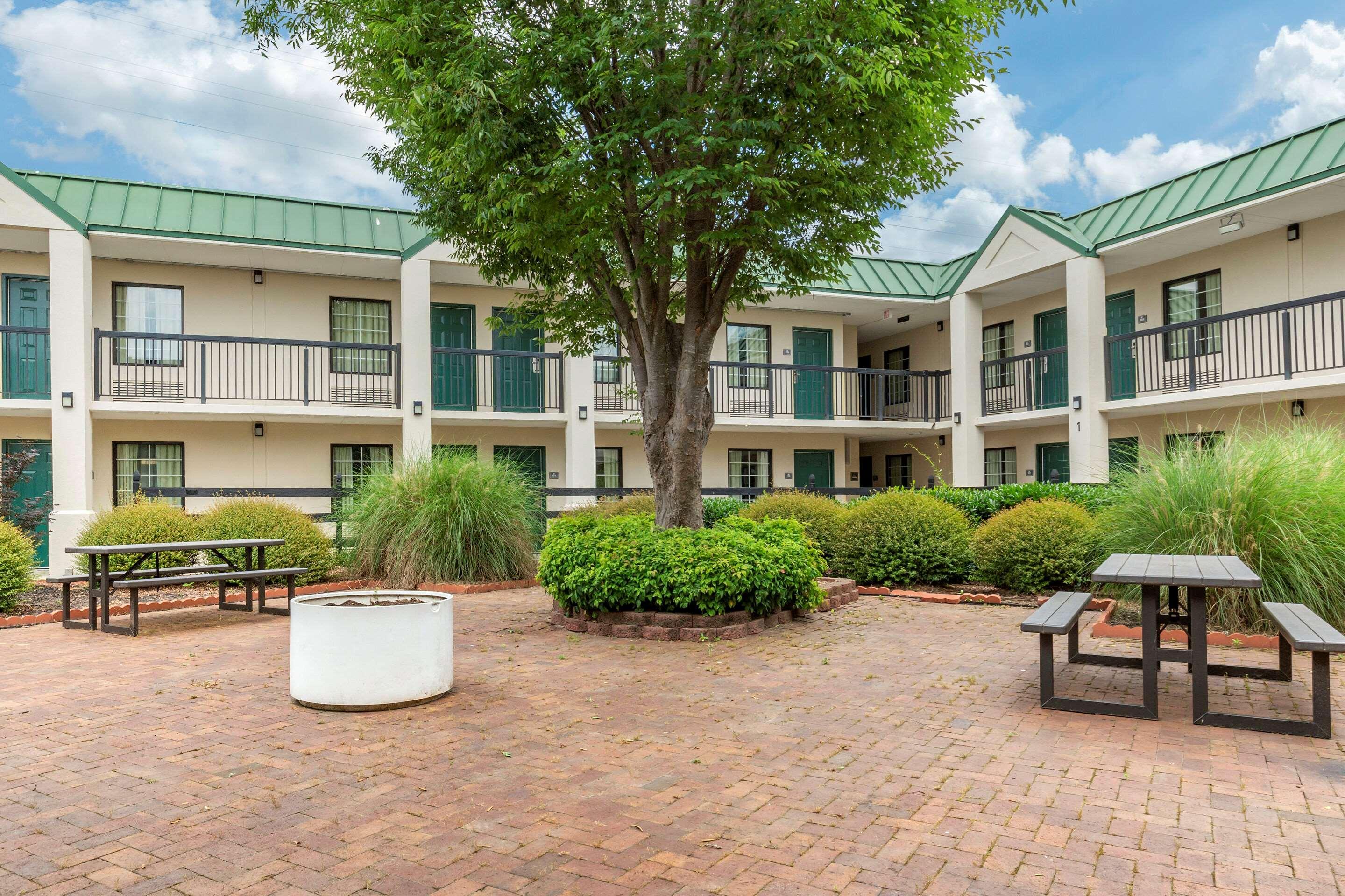 Quality & Hanes Mall Hotel