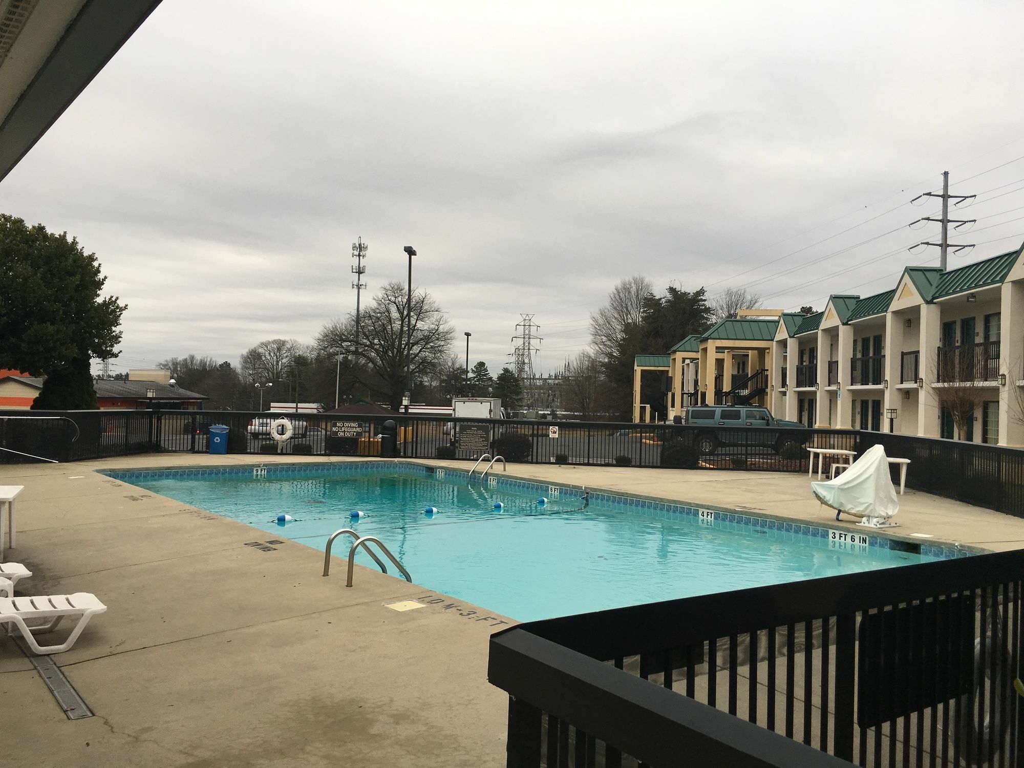 Quality & Hanes Mall Hotel